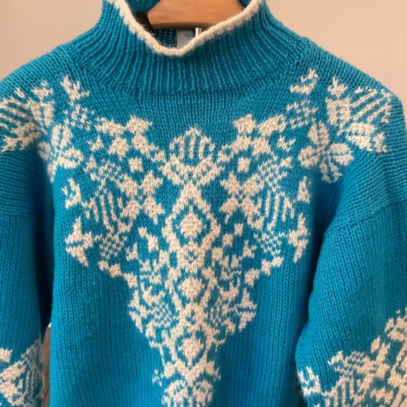 Blue and White Vintage Christmas Sweater - Picture 2 of 5